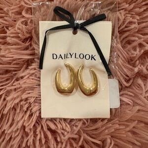DailyLook Gold Crescent Earrings